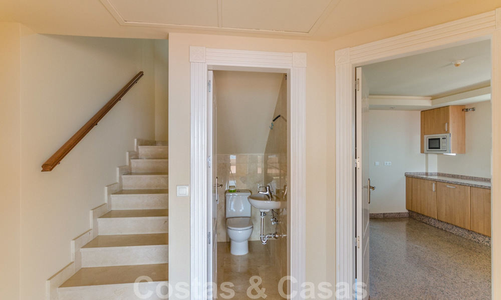 Penthouse appartement te koop, eerstelijns strand met panoramisch zeezicht in Estepona 26172