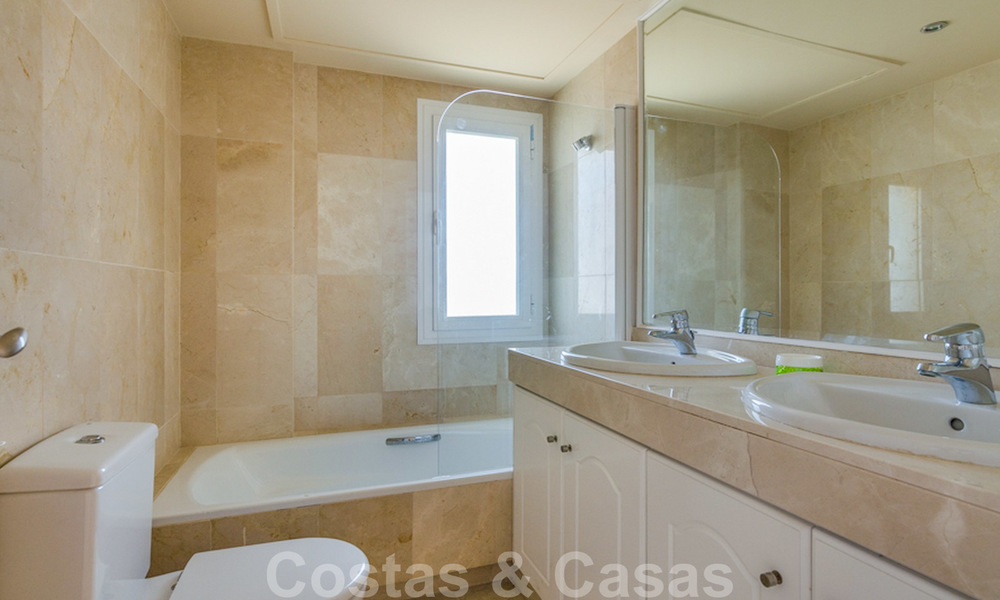 Penthouse appartement te koop, eerstelijns strand met panoramisch zeezicht in Estepona 26173