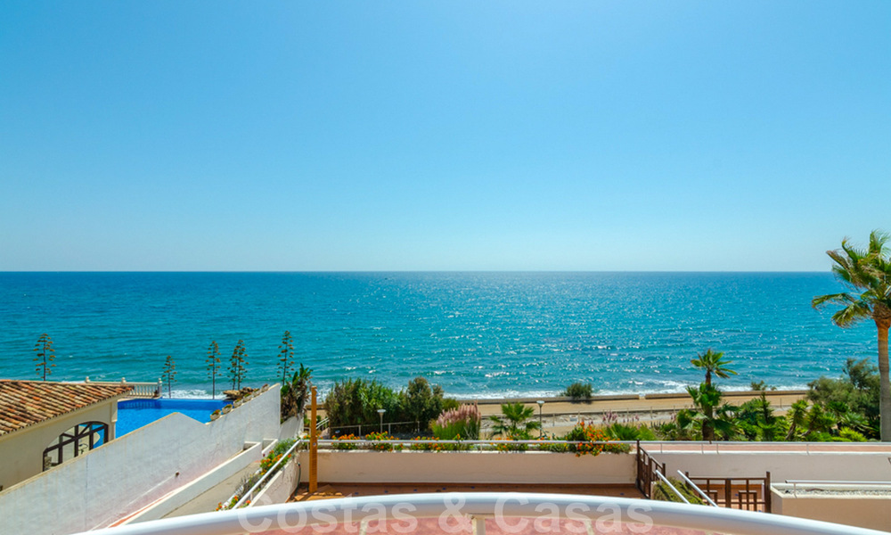 Penthouse appartement te koop, eerstelijns strand met panoramisch zeezicht in Estepona 26180