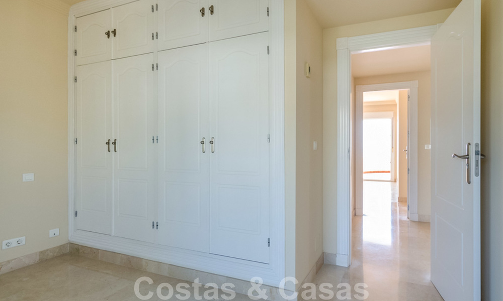 Penthouse appartement te koop, eerstelijns strand met panoramisch zeezicht in Estepona 26183