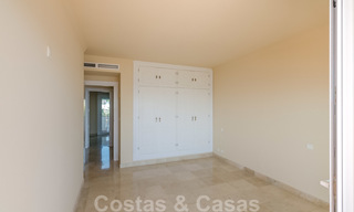 Penthouse appartement te koop, eerstelijns strand met panoramisch zeezicht in Estepona 26184 