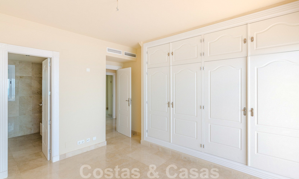 Penthouse appartement te koop, eerstelijns strand met panoramisch zeezicht in Estepona 26185