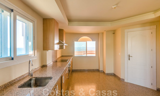 Penthouse appartement te koop, eerstelijns strand met panoramisch zeezicht in Estepona 26187 