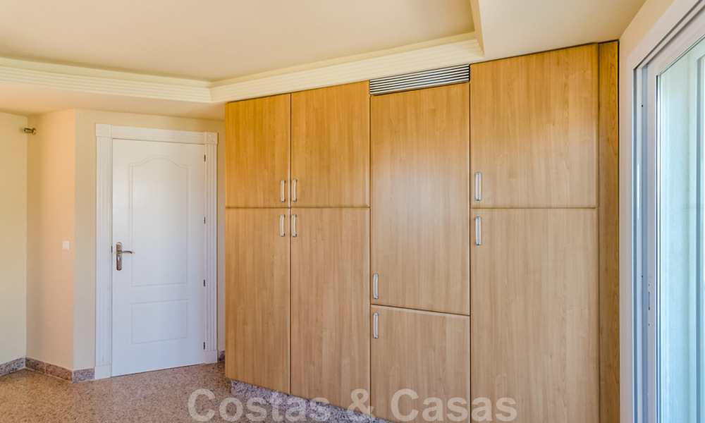 Penthouse appartement te koop, eerstelijns strand met panoramisch zeezicht in Estepona 26189