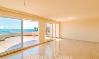 Penthouse appartement te koop, eerstelijns strand met panoramisch zeezicht in Estepona 26191 