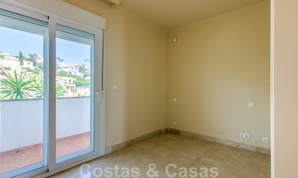 Penthouse appartement te koop, eerstelijns strand met panoramisch zeezicht in Estepona 26198