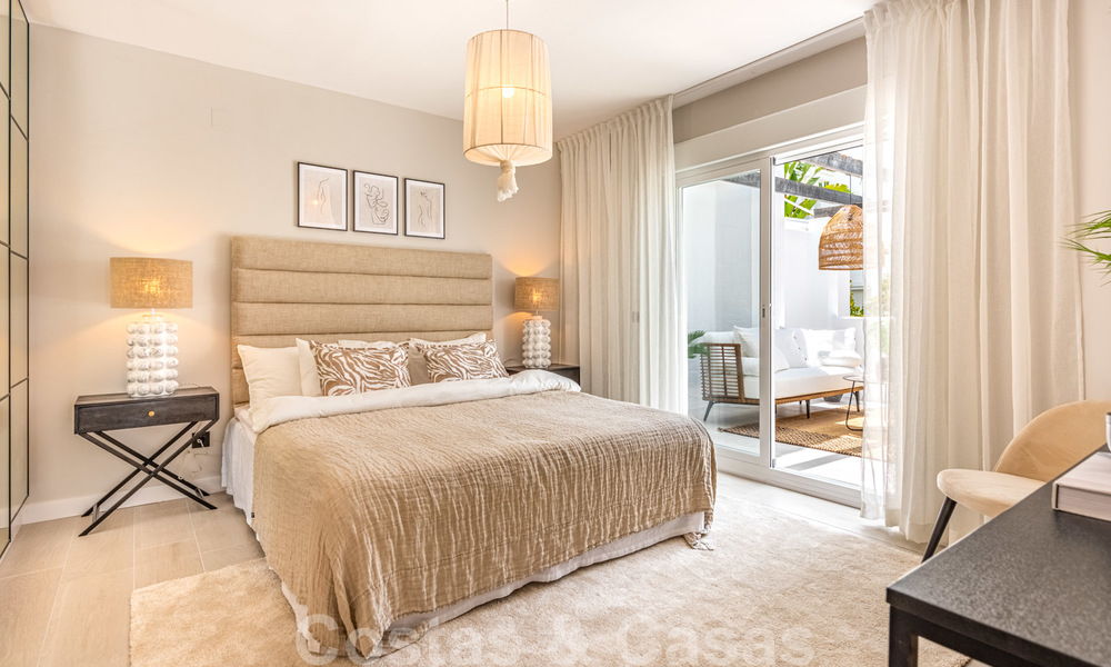 Volledig gerenoveerd appartement op de bovenste verdieping te koop op loopafstand van locale voorzieningen, het strand en Puerto Banus in Nueva Andalucia, Marbella 26289