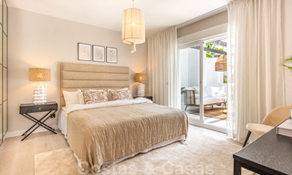 Volledig gerenoveerd appartement op de bovenste verdieping te koop op loopafstand van locale voorzieningen, het strand en Puerto Banus in Nueva Andalucia, Marbella 26289 