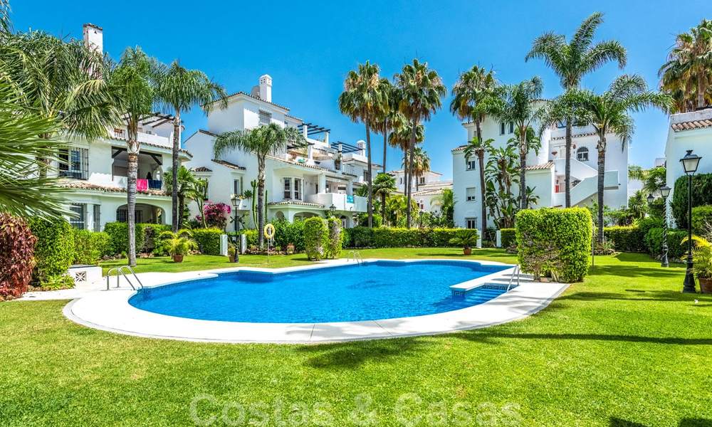 Volledig gerenoveerd appartement op de bovenste verdieping te koop op loopafstand van locale voorzieningen, het strand en Puerto Banus in Nueva Andalucia, Marbella 26290