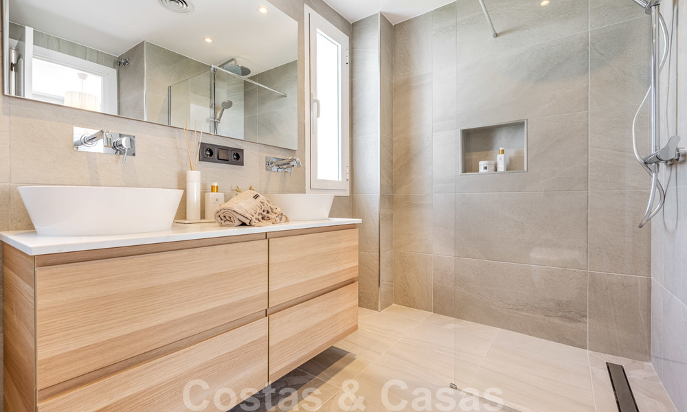 Volledig gerenoveerd appartement op de bovenste verdieping te koop op loopafstand van locale voorzieningen, het strand en Puerto Banus in Nueva Andalucia, Marbella 26291