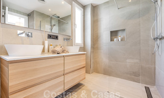 Volledig gerenoveerd appartement op de bovenste verdieping te koop op loopafstand van locale voorzieningen, het strand en Puerto Banus in Nueva Andalucia, Marbella 26291 