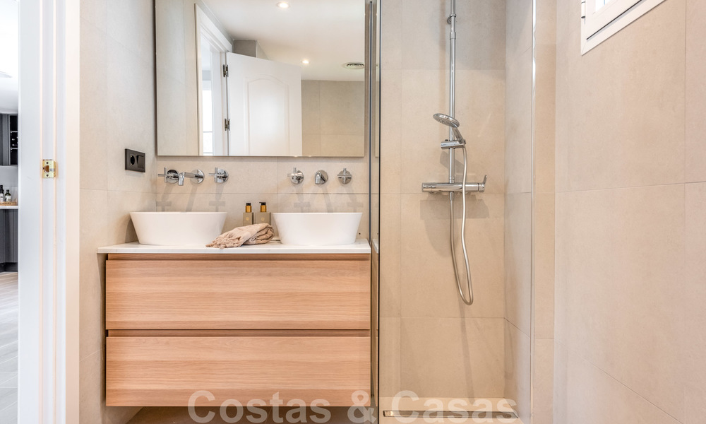 Volledig gerenoveerd appartement op de bovenste verdieping te koop op loopafstand van locale voorzieningen, het strand en Puerto Banus in Nueva Andalucia, Marbella 26293