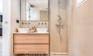 Volledig gerenoveerd appartement op de bovenste verdieping te koop op loopafstand van locale voorzieningen, het strand en Puerto Banus in Nueva Andalucia, Marbella 26293 