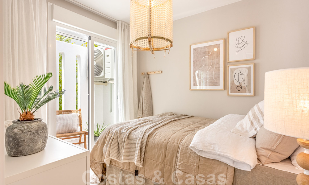 Volledig gerenoveerd appartement op de bovenste verdieping te koop op loopafstand van locale voorzieningen, het strand en Puerto Banus in Nueva Andalucia, Marbella 26294