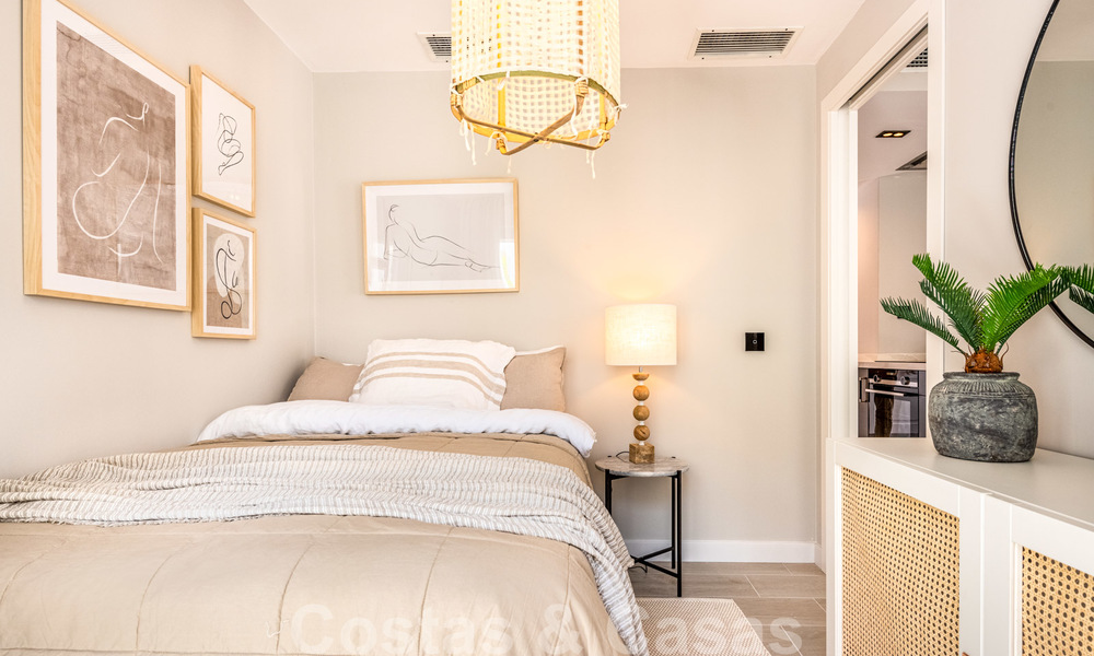 Volledig gerenoveerd appartement op de bovenste verdieping te koop op loopafstand van locale voorzieningen, het strand en Puerto Banus in Nueva Andalucia, Marbella 26295