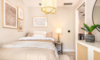 Volledig gerenoveerd appartement op de bovenste verdieping te koop op loopafstand van locale voorzieningen, het strand en Puerto Banus in Nueva Andalucia, Marbella 26295 