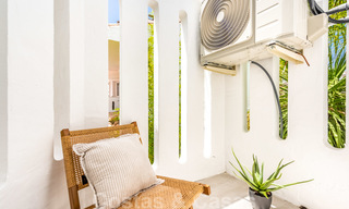 Volledig gerenoveerd appartement op de bovenste verdieping te koop op loopafstand van locale voorzieningen, het strand en Puerto Banus in Nueva Andalucia, Marbella 26296 