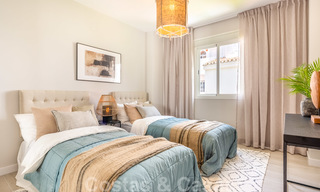 Volledig gerenoveerd appartement op de bovenste verdieping te koop op loopafstand van locale voorzieningen, het strand en Puerto Banus in Nueva Andalucia, Marbella 26298 