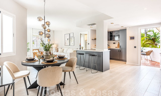 Volledig gerenoveerd appartement op de bovenste verdieping te koop op loopafstand van locale voorzieningen, het strand en Puerto Banus in Nueva Andalucia, Marbella 26299 