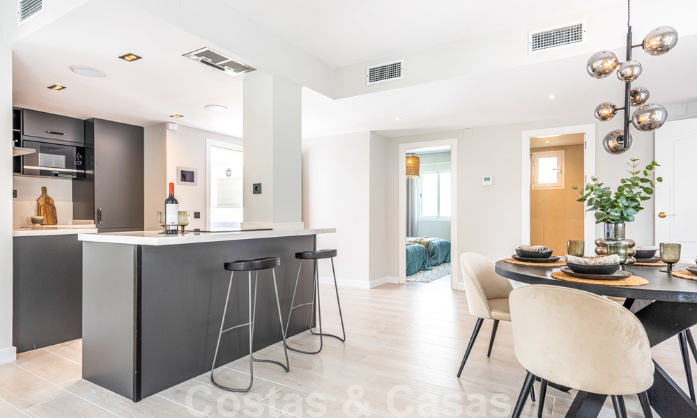 Volledig gerenoveerd appartement op de bovenste verdieping te koop op loopafstand van locale voorzieningen, het strand en Puerto Banus in Nueva Andalucia, Marbella 26301