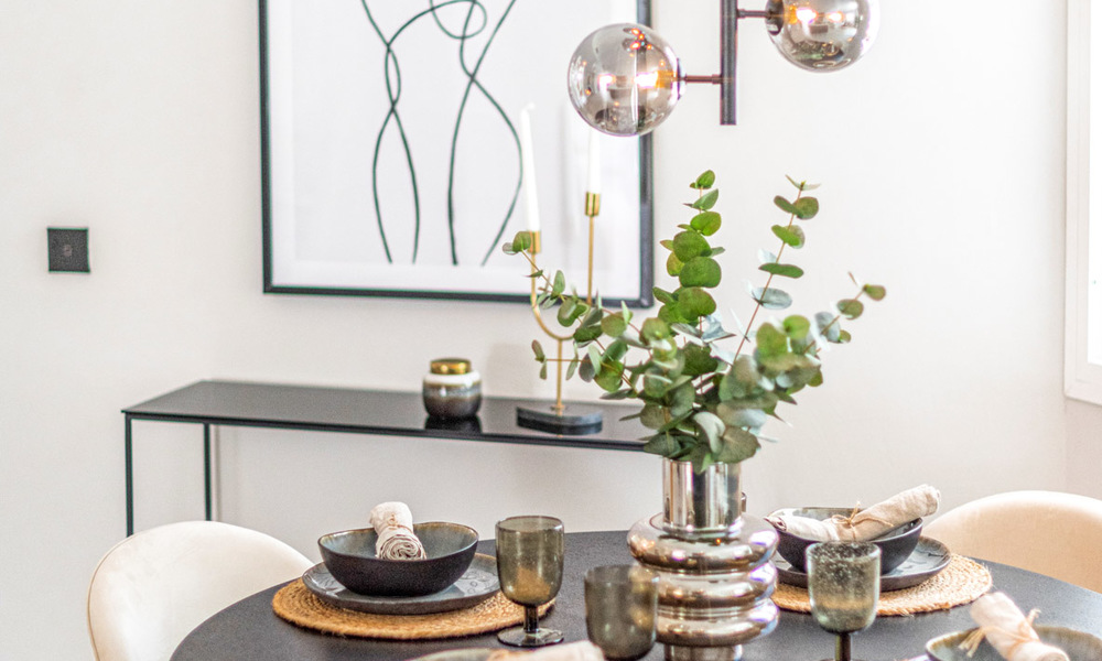 Volledig gerenoveerd appartement op de bovenste verdieping te koop op loopafstand van locale voorzieningen, het strand en Puerto Banus in Nueva Andalucia, Marbella 26306