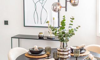 Volledig gerenoveerd appartement op de bovenste verdieping te koop op loopafstand van locale voorzieningen, het strand en Puerto Banus in Nueva Andalucia, Marbella 26306 