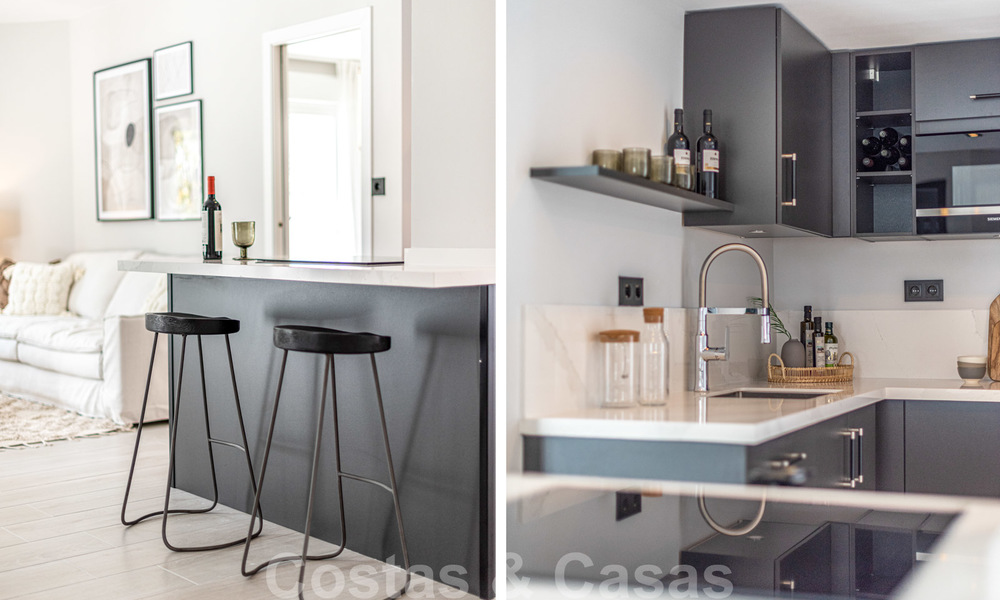 Volledig gerenoveerd appartement op de bovenste verdieping te koop op loopafstand van locale voorzieningen, het strand en Puerto Banus in Nueva Andalucia, Marbella 26307