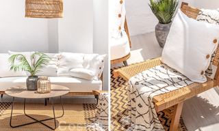 Volledig gerenoveerd appartement op de bovenste verdieping te koop op loopafstand van locale voorzieningen, het strand en Puerto Banus in Nueva Andalucia, Marbella 26309 