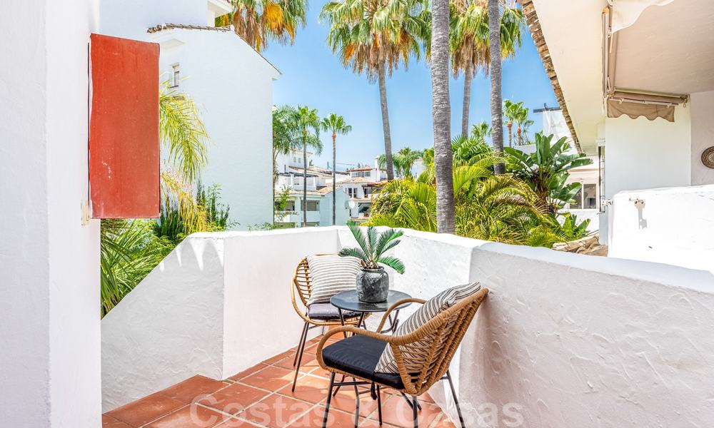 Volledig gerenoveerd appartement op de bovenste verdieping te koop op loopafstand van locale voorzieningen, het strand en Puerto Banus in Nueva Andalucia, Marbella 26310