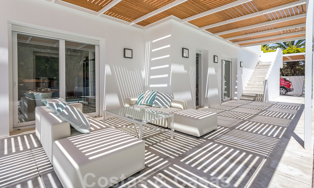 Eerstelijnsgolf en op een steenworp van het strand gelegen designer villa te koop in het chique Guadalmina Baja te Marbella 26312