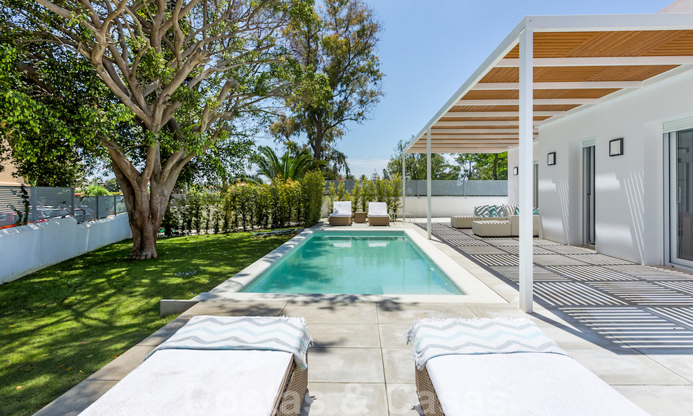 Eerstelijnsgolf en op een steenworp van het strand gelegen designer villa te koop in het chique Guadalmina Baja te Marbella 26313