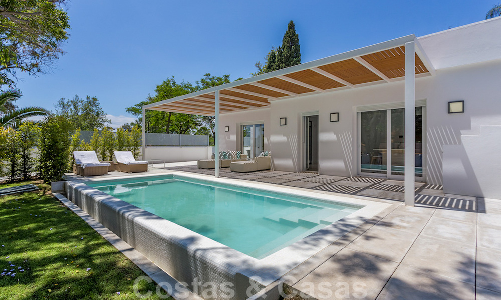 Eerstelijnsgolf en op een steenworp van het strand gelegen designer villa te koop in het chique Guadalmina Baja te Marbella 26314