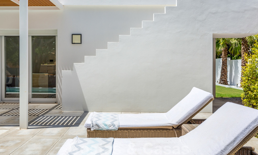 Eerstelijnsgolf en op een steenworp van het strand gelegen designer villa te koop in het chique Guadalmina Baja te Marbella 26317