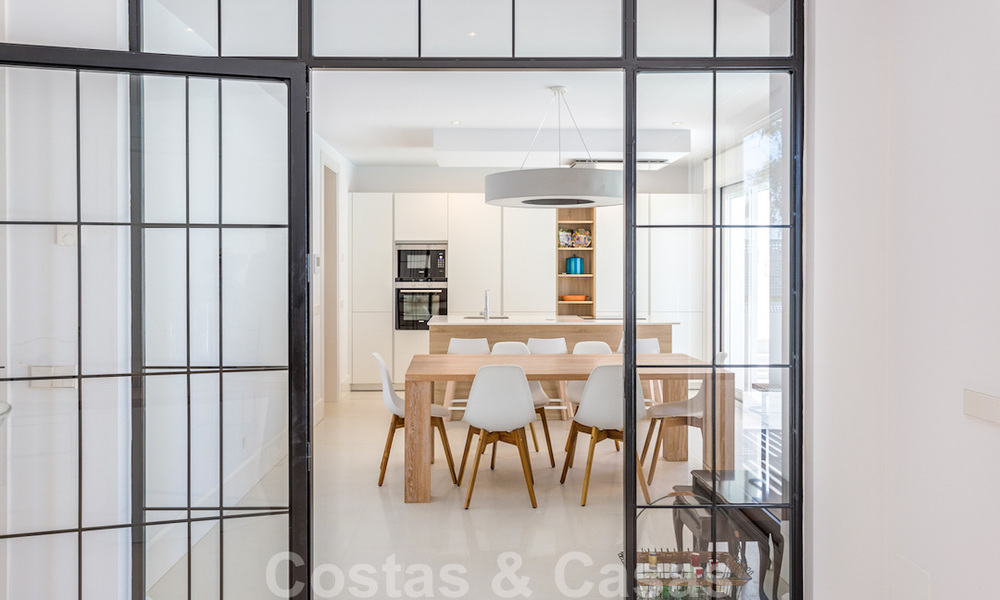 Eerstelijnsgolf en op een steenworp van het strand gelegen designer villa te koop in het chique Guadalmina Baja te Marbella 26323