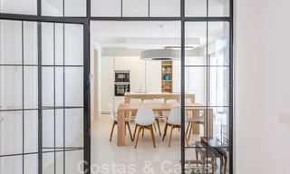 Eerstelijnsgolf en op een steenworp van het strand gelegen designer villa te koop in het chique Guadalmina Baja te Marbella 26323 