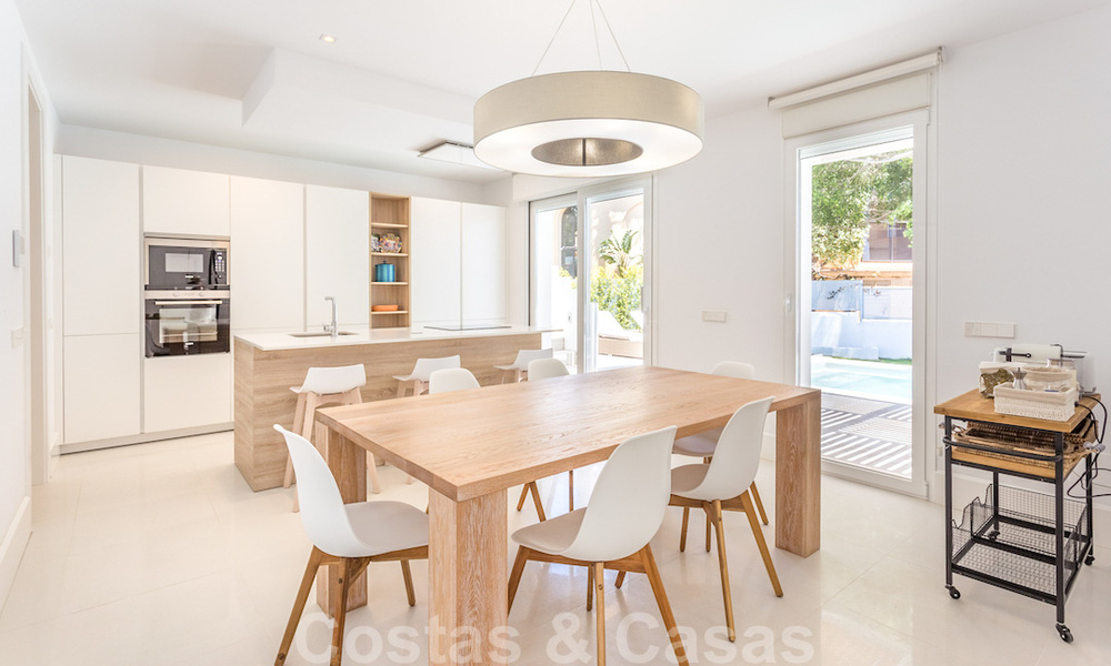 Eerstelijnsgolf en op een steenworp van het strand gelegen designer villa te koop in het chique Guadalmina Baja te Marbella 26325