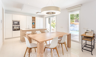 Eerstelijnsgolf en op een steenworp van het strand gelegen designer villa te koop in het chique Guadalmina Baja te Marbella 26325 