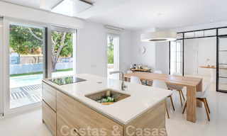 Eerstelijnsgolf en op een steenworp van het strand gelegen designer villa te koop in het chique Guadalmina Baja te Marbella 26326 