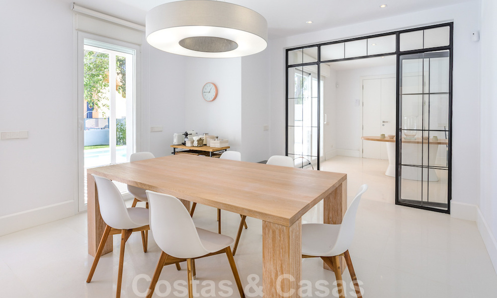 Eerstelijnsgolf en op een steenworp van het strand gelegen designer villa te koop in het chique Guadalmina Baja te Marbella 26327