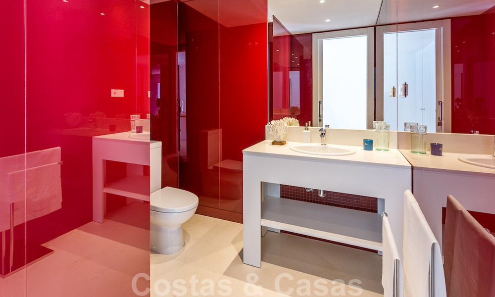 Eerstelijnsgolf en op een steenworp van het strand gelegen designer villa te koop in het chique Guadalmina Baja te Marbella 26328