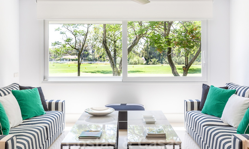 Eerstelijnsgolf en op een steenworp van het strand gelegen designer villa te koop in het chique Guadalmina Baja te Marbella 26330