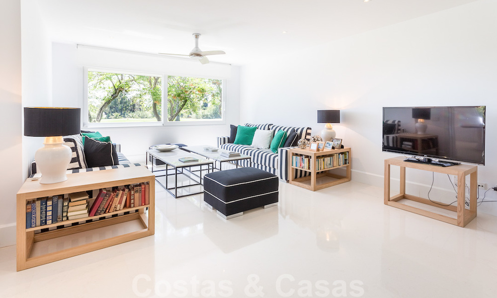 Eerstelijnsgolf en op een steenworp van het strand gelegen designer villa te koop in het chique Guadalmina Baja te Marbella 26331