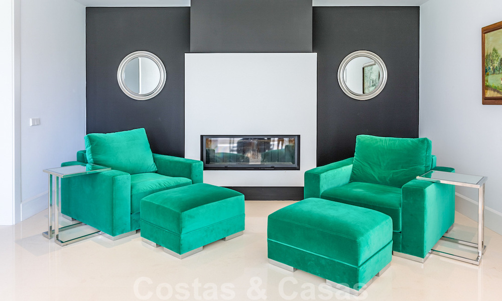 Eerstelijnsgolf en op een steenworp van het strand gelegen designer villa te koop in het chique Guadalmina Baja te Marbella 26332