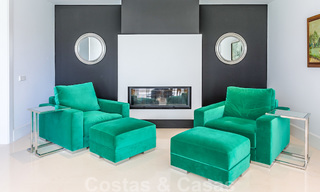 Eerstelijnsgolf en op een steenworp van het strand gelegen designer villa te koop in het chique Guadalmina Baja te Marbella 26332 