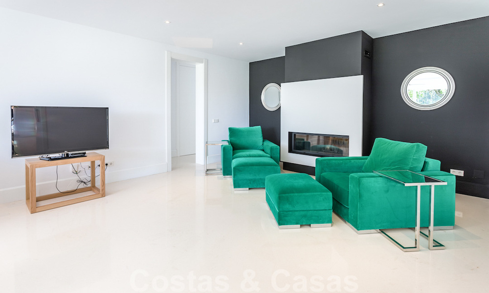 Eerstelijnsgolf en op een steenworp van het strand gelegen designer villa te koop in het chique Guadalmina Baja te Marbella 26333