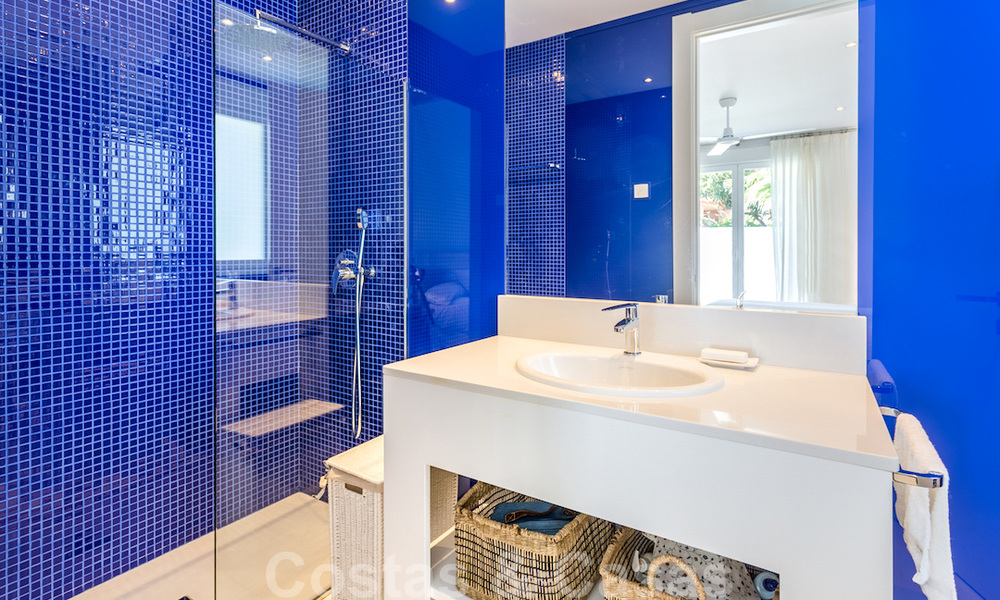 Eerstelijnsgolf en op een steenworp van het strand gelegen designer villa te koop in het chique Guadalmina Baja te Marbella 26337