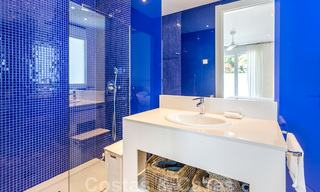 Eerstelijnsgolf en op een steenworp van het strand gelegen designer villa te koop in het chique Guadalmina Baja te Marbella 26337 