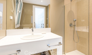 Eerstelijnsgolf en op een steenworp van het strand gelegen designer villa te koop in het chique Guadalmina Baja te Marbella 26340 