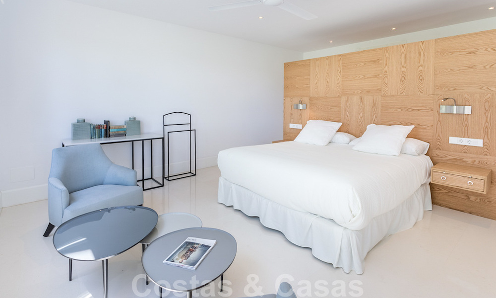 Eerstelijnsgolf en op een steenworp van het strand gelegen designer villa te koop in het chique Guadalmina Baja te Marbella 26343