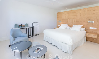 Eerstelijnsgolf en op een steenworp van het strand gelegen designer villa te koop in het chique Guadalmina Baja te Marbella 26343 